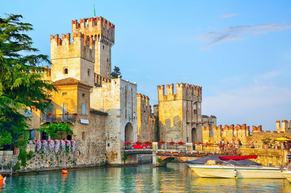 El Castillo Scaligero está bañado por las aguas del Garda.