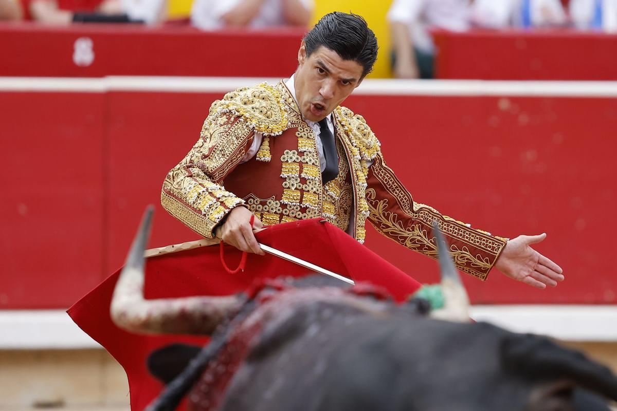 PAMPLONA, 10/07/2026.- El torero sevillano Pablo Aguado durante la lidia a su primer toro de la tarde en la sexta de abono de la Feria del Toro de los Sanfermines 2026 con toros de la ganadería gaditana de Álvaro Núñez y en la que comparte cartel con los diestros Morante de la Puebla y Borja Jiménez. EFE/ Villar López