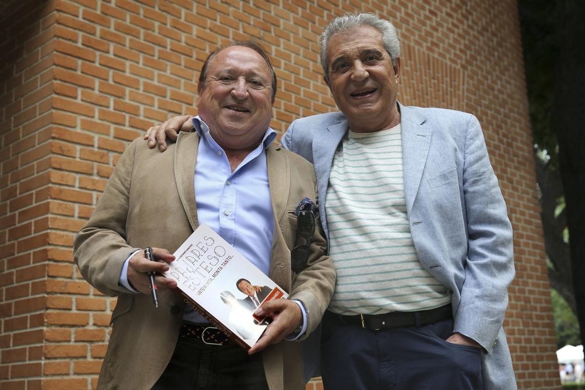GRA545. MADRID, 10/06/2015.- Los actores Andrés Pajares (d) y Fernando Esteso (i) presentan el libro "Pajares y Esteso, tanto monta, monta tanto? Andrés como Fernando", escrito por Juan José Montijano, hoy en la Feria del Libro de Madrid. EFE/Chema Moya