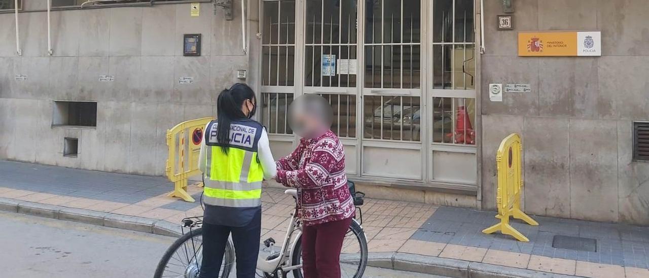 Entrega de una de las bicicletas recuperadas por los agentes a su propietaria.