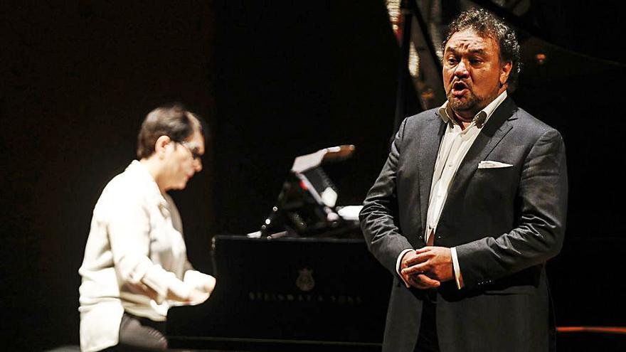 El tenor azteca Ramón Vargas,  en plena actuación ayer en el “Outono Lírico”,  en el teatro Afundación.  | // RICARDO GROBAS