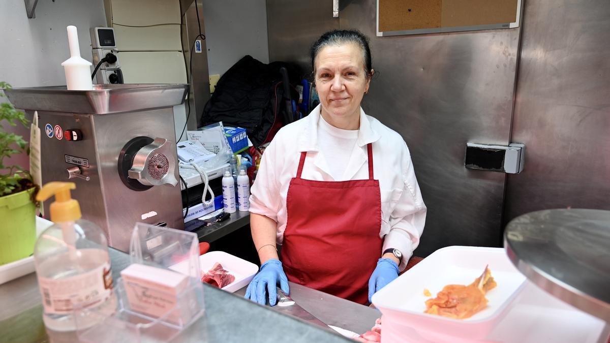 Celia Abal es carnicera en el Mercado desde hace más de 40 años.