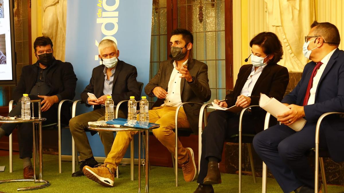 Javier Allué, Luis Antonio Sáez, Pablo Franco, Paloma Fábregas y Nicolás Espada, en un momento del debate