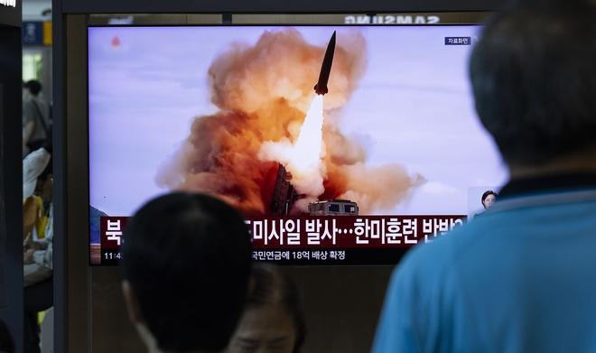 Corea del Norte lanza 10 misiles balísticos hacia el mar de Japón