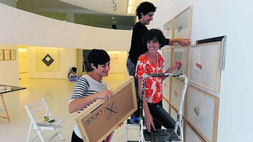 Elena Alonso, Cristina Llanos y Teresa Moro, en la galería Guillermina Caicoya.