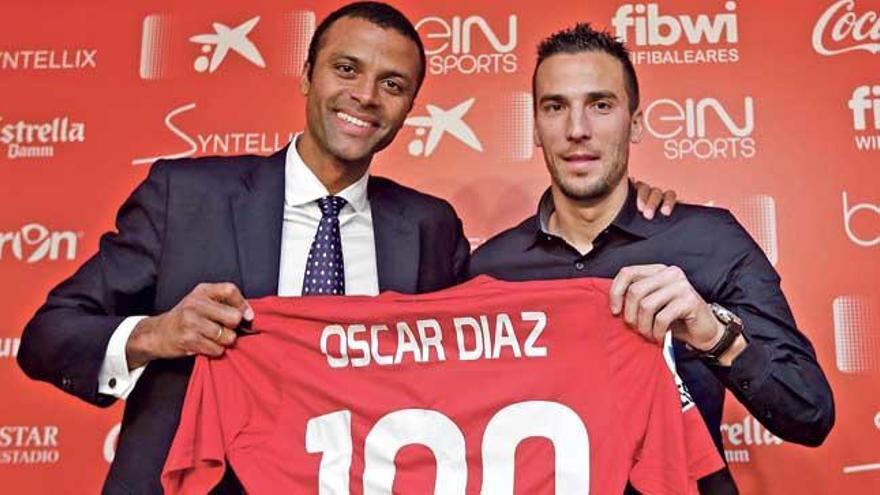 vMaheta Molango y Óscar Díaz, ayer en la presentación del futbolista en Son Moix.