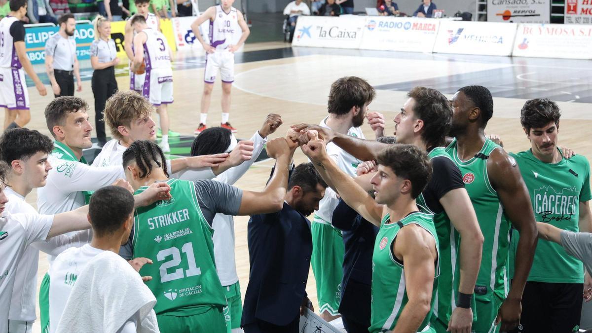El Cáceres hace piña antes del duelo ante el Valladolid del pasado sábado.