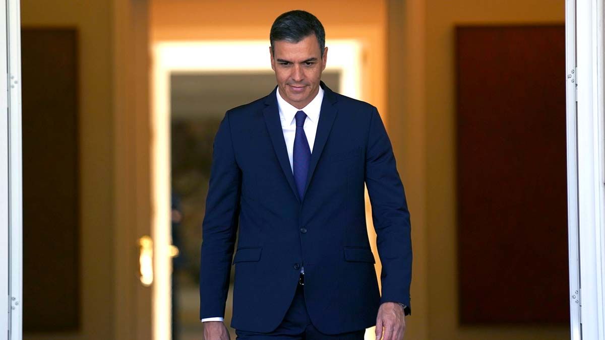 Pedro Sánchez en la puerta del palacio de la Moncloa.