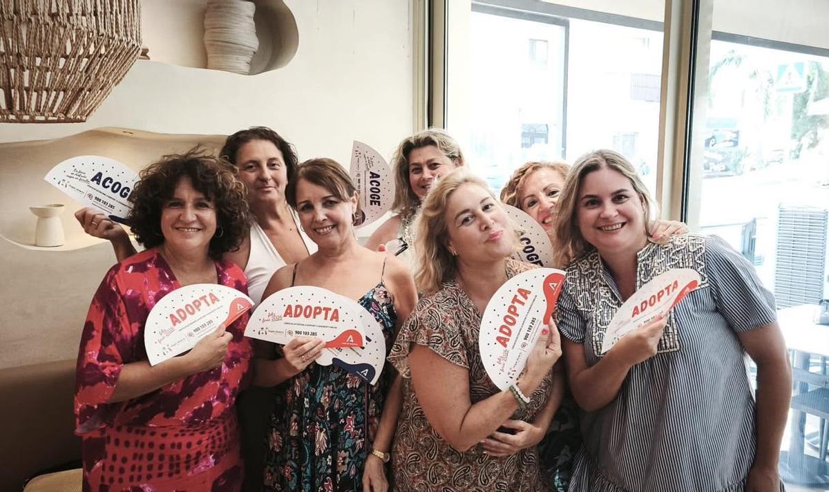 Un grupo de amigas disfrutan de sus abanicos de Hogar Abierto