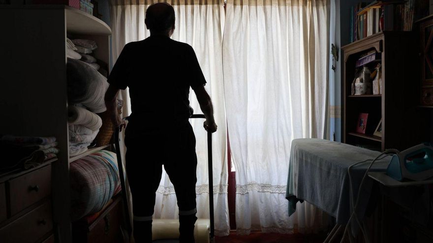 Francisco, en su casa,
no quiere ser
reconocido por sus
vecinos. | Alba Villar