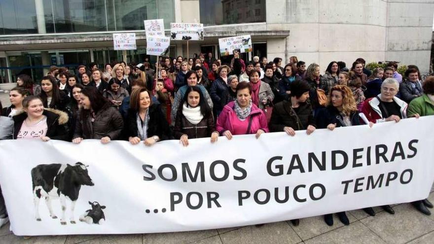 Un centenar de ganaderas se manifiesta en Lugo contra los bajos precios de la leche.