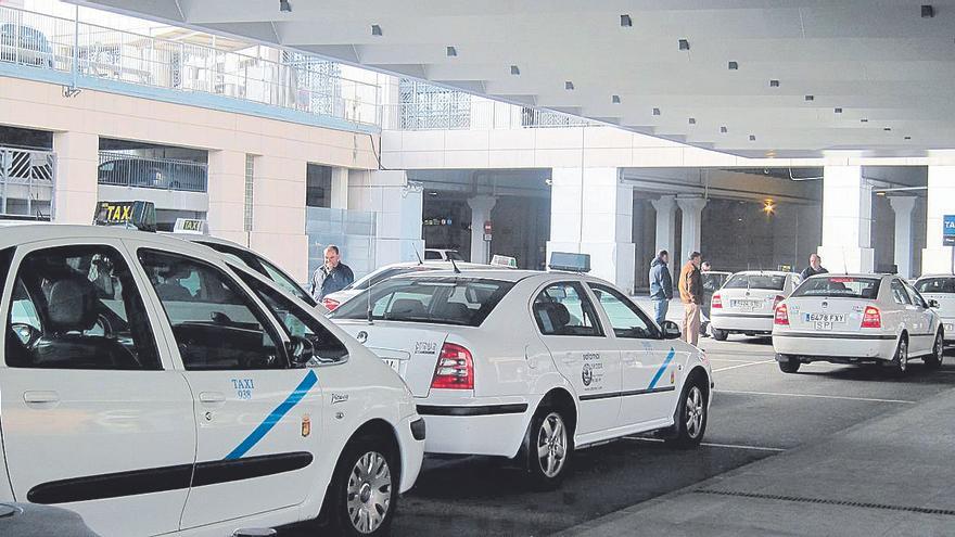 Detienen en Málaga a un conductor de VTC por golpear con una barra a un taxista durante una disputa por clientes