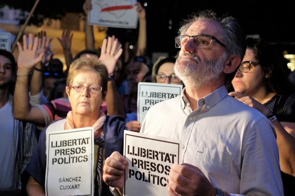 Más de mil personas piden en Palma la liberación de Sánchez y Cuixart