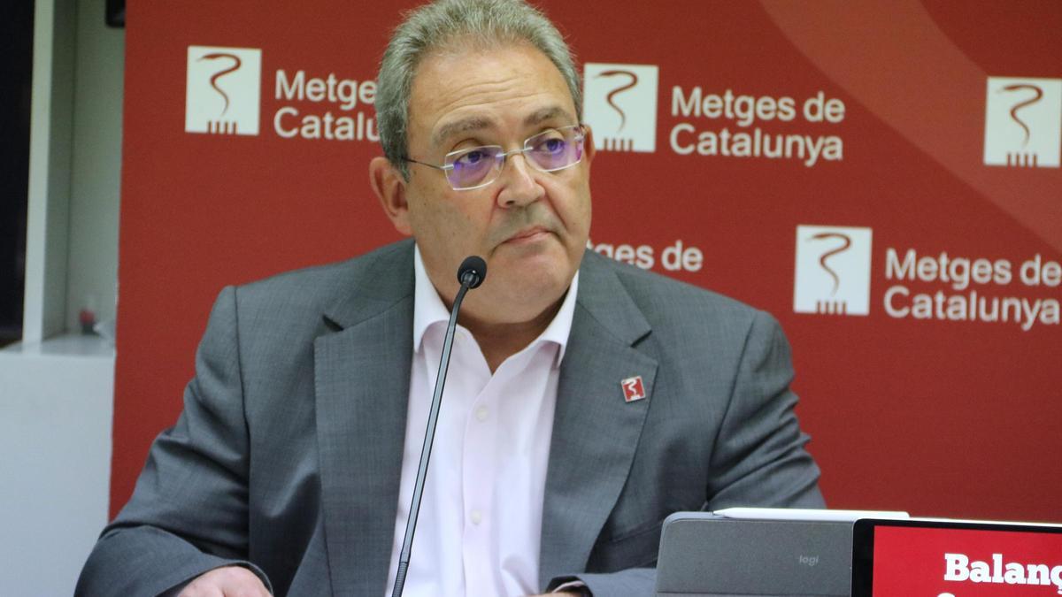El secretari general de Metges de Catalunya, Xavier Lleonart, durant l'atenció als mitjans