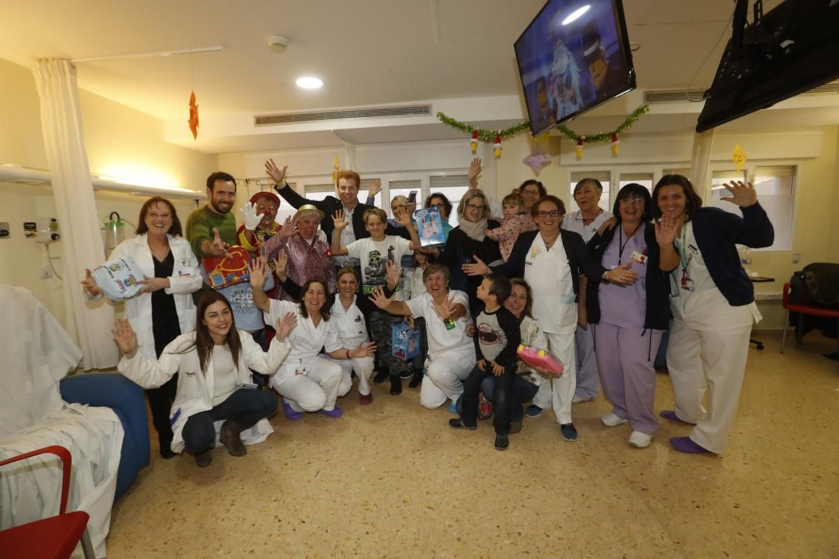 Yunke y Mel i Xispa llevan regalos y alegría a los niños del Hospital General