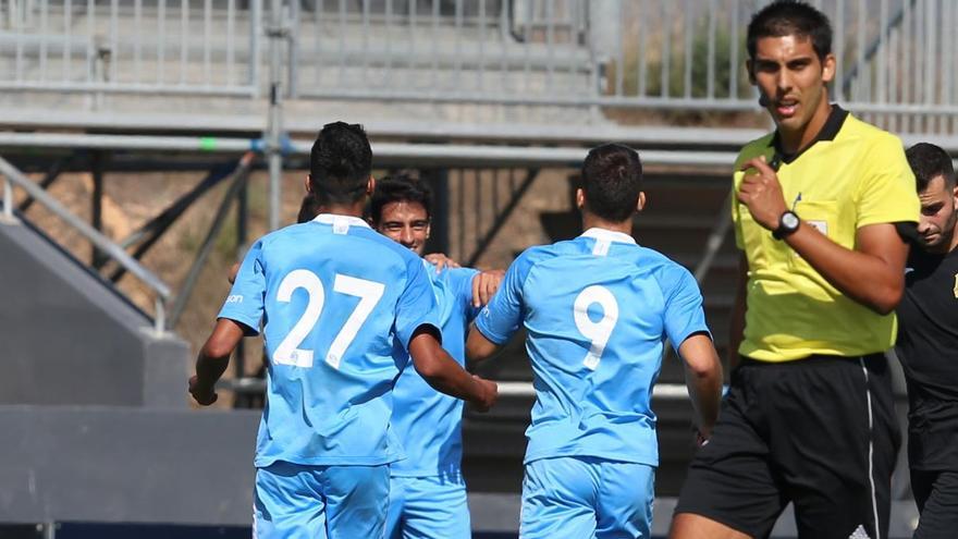 Los jugadores de la UD Ibiza celebran el tanto de la victoria