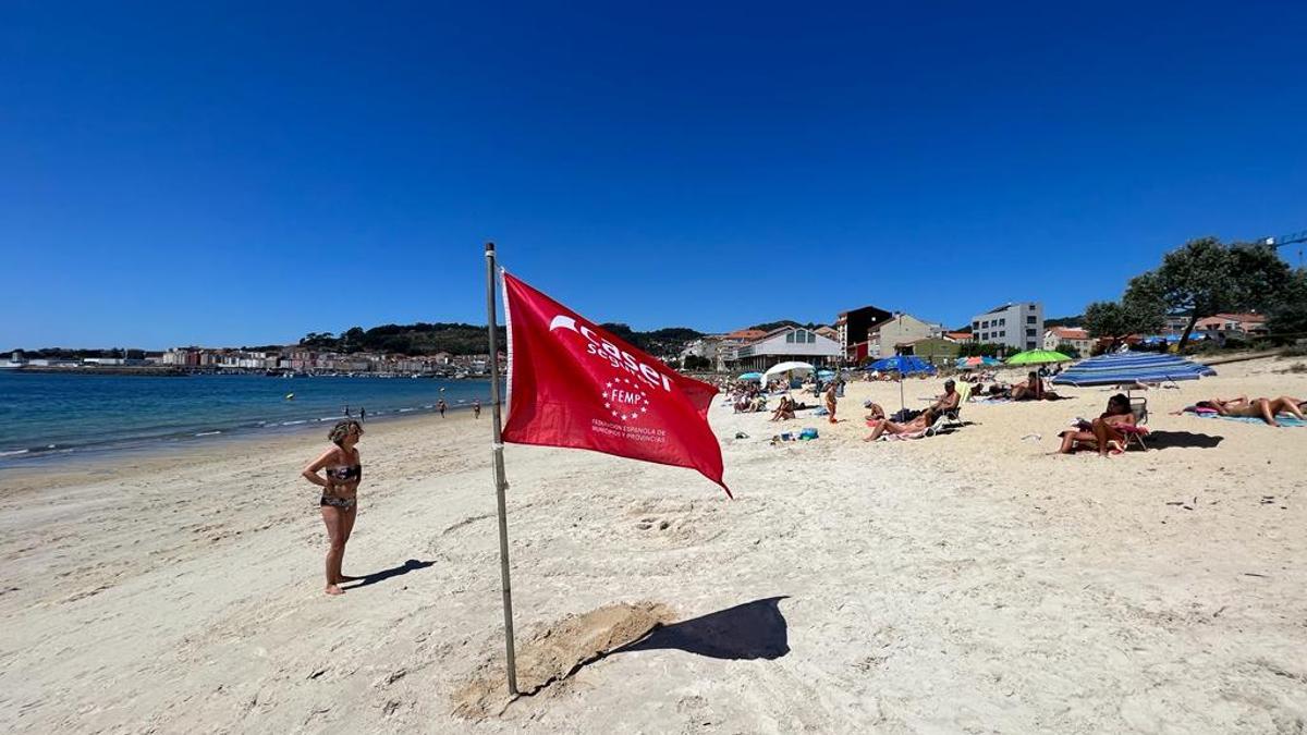 La bandera roja, ya colocada en la playa de Rodeira.