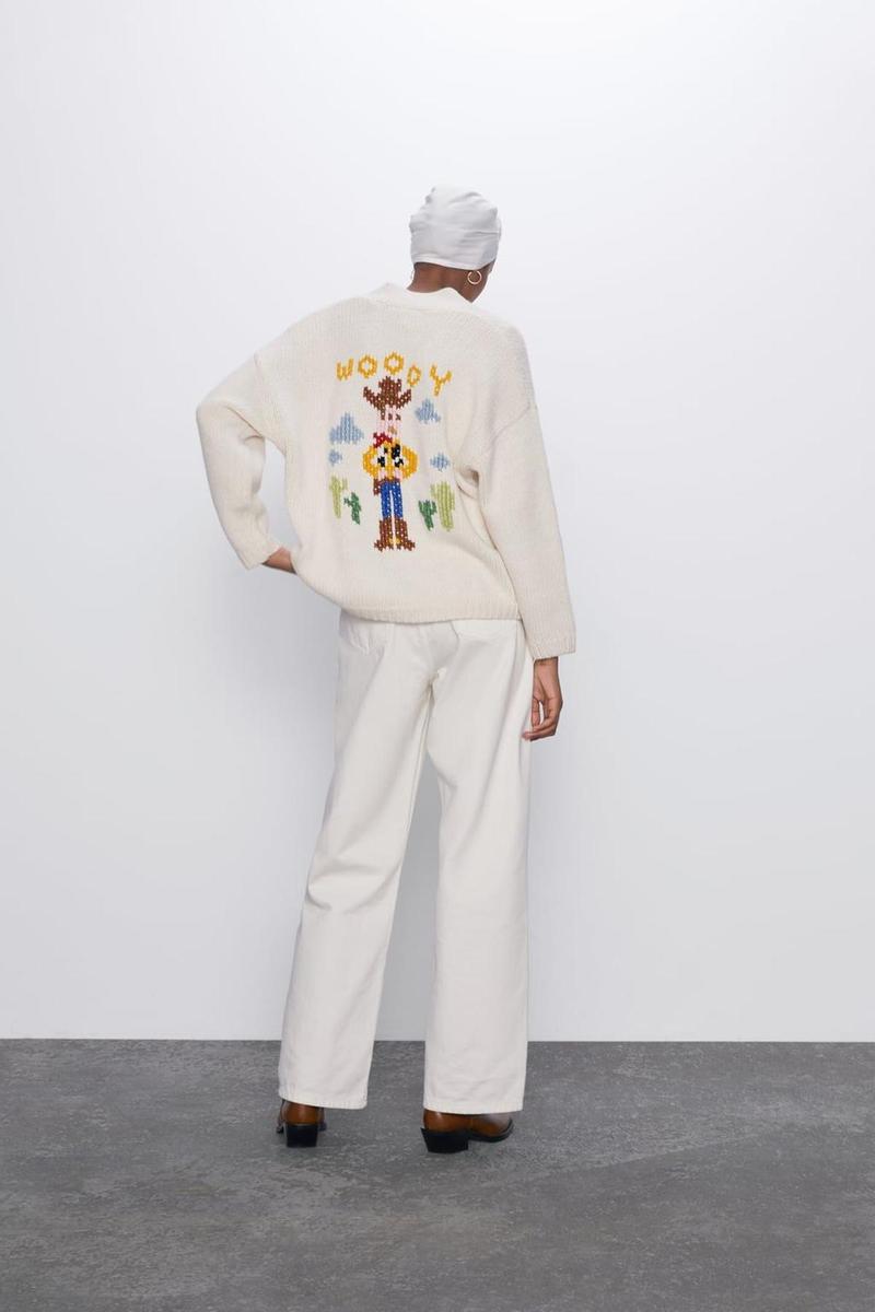 Zara firma esta chaqueta de punto de Toy Story que es la alternativa más original a las camisetas y los pijamas para las fans de la película de Pixar