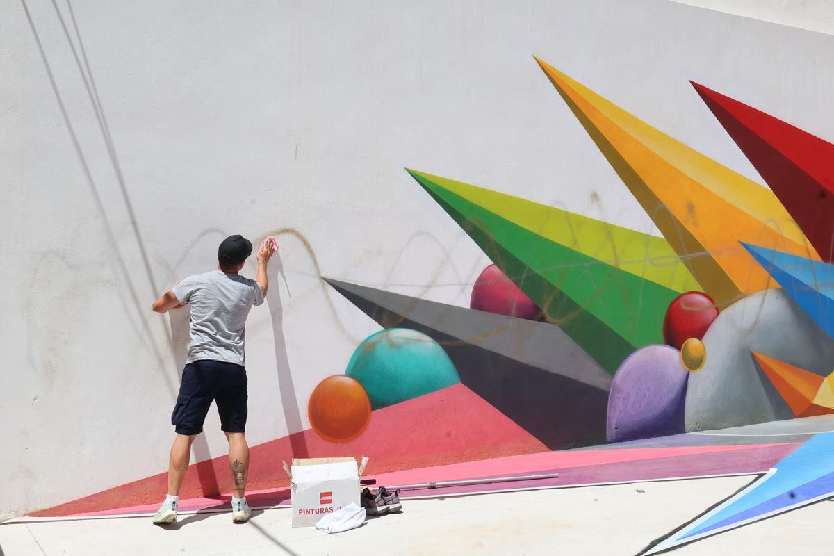 Galería: Vandalismo en el mural de Okuda en Sant Antoni