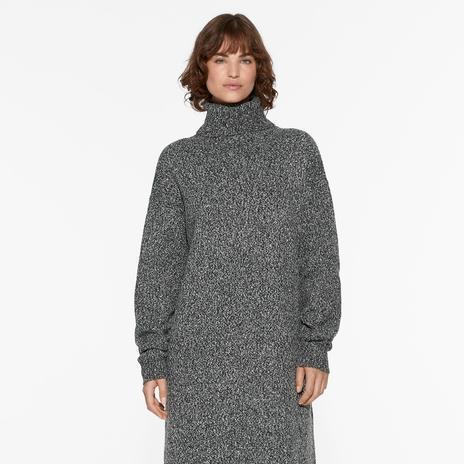 El vestido de cuello alto de Oysho que te convertirá en el centro de todas las miradas