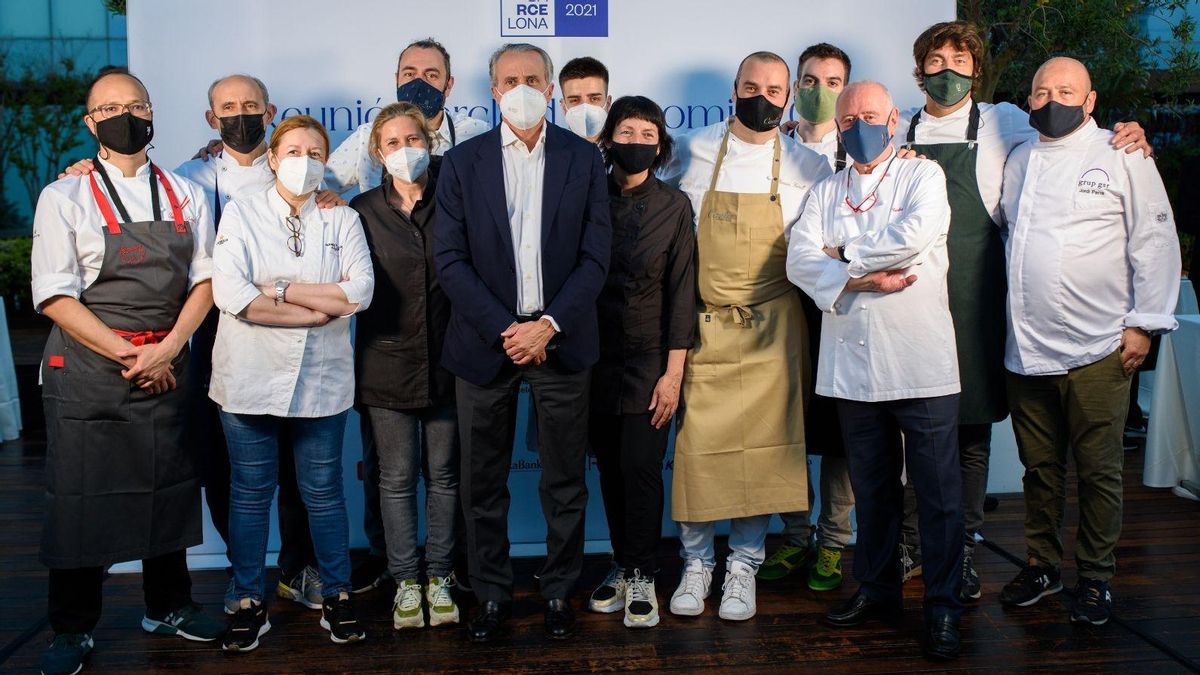 Barcelona barceloneando de Vehils cocineros de las jornadas del Cercle d’ economia

 foto de todos los cocineros.

La otra debería ser del Rey en las jornadas