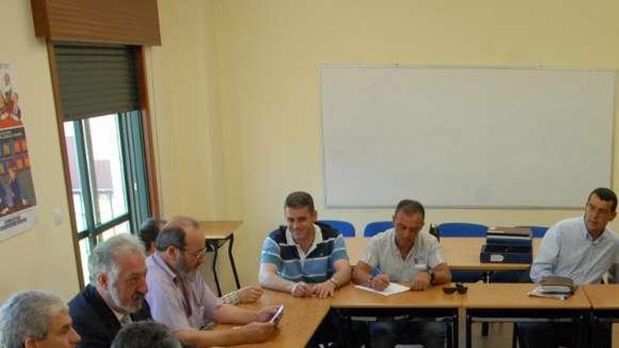 Promotores del polígono durante una reunión con comuneros.  // G.N.