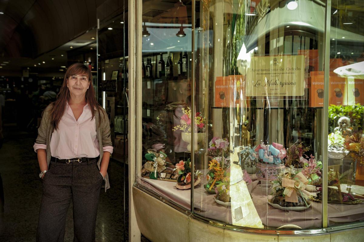 Ángela Álvarez, tercera generación de La Mallor, junto al escaparate, uno de los emblemas de la céntrica pastelería ovetense.