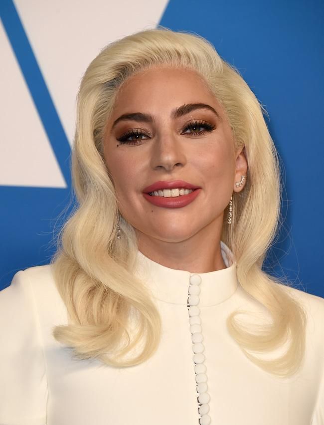 Lady Gaga con vestido blanco de Louis Vuitton y maquillaje en tonos metalizados