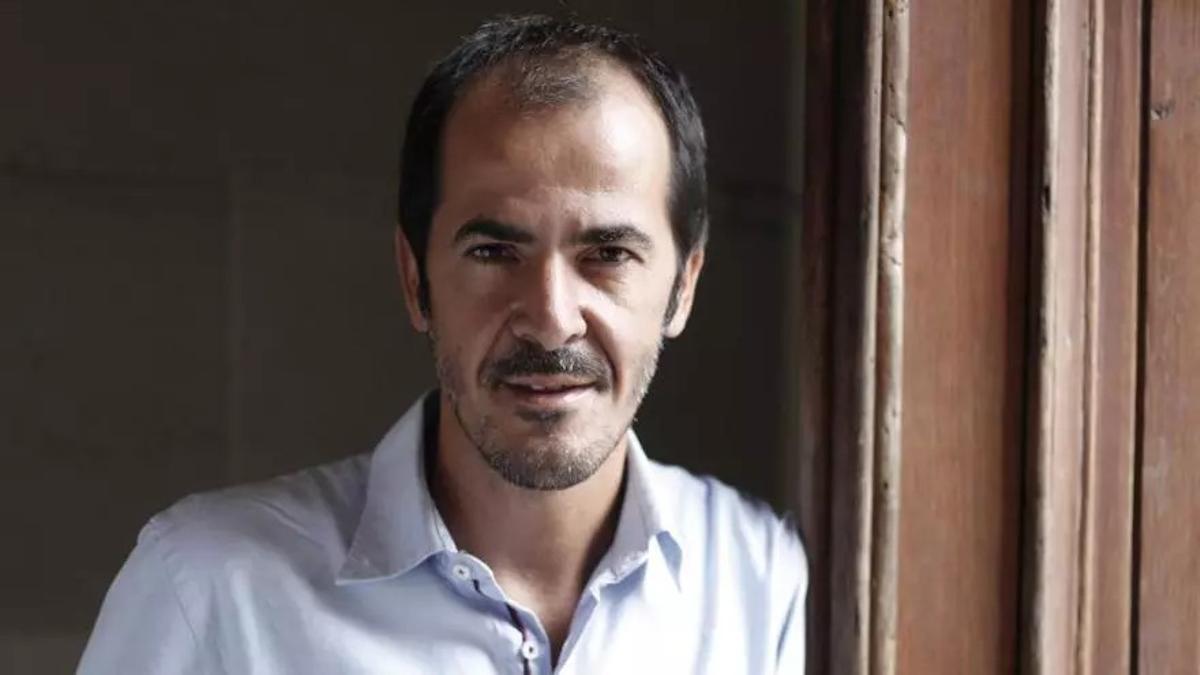 El catedrático de la UB Francisco Esteban Bara, autor de 'La universidad de las narices'.
