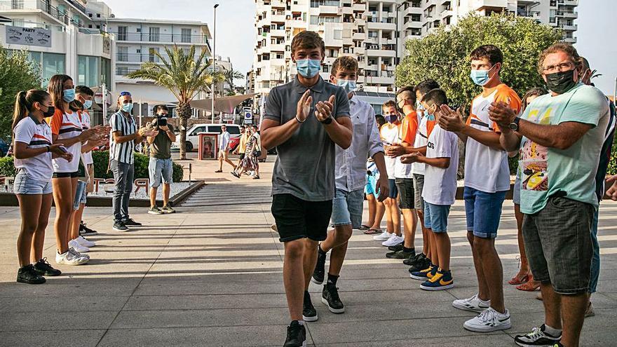 El doble subcampeón mundial  es aclamado y ovacionadopor la gente del CNSA.