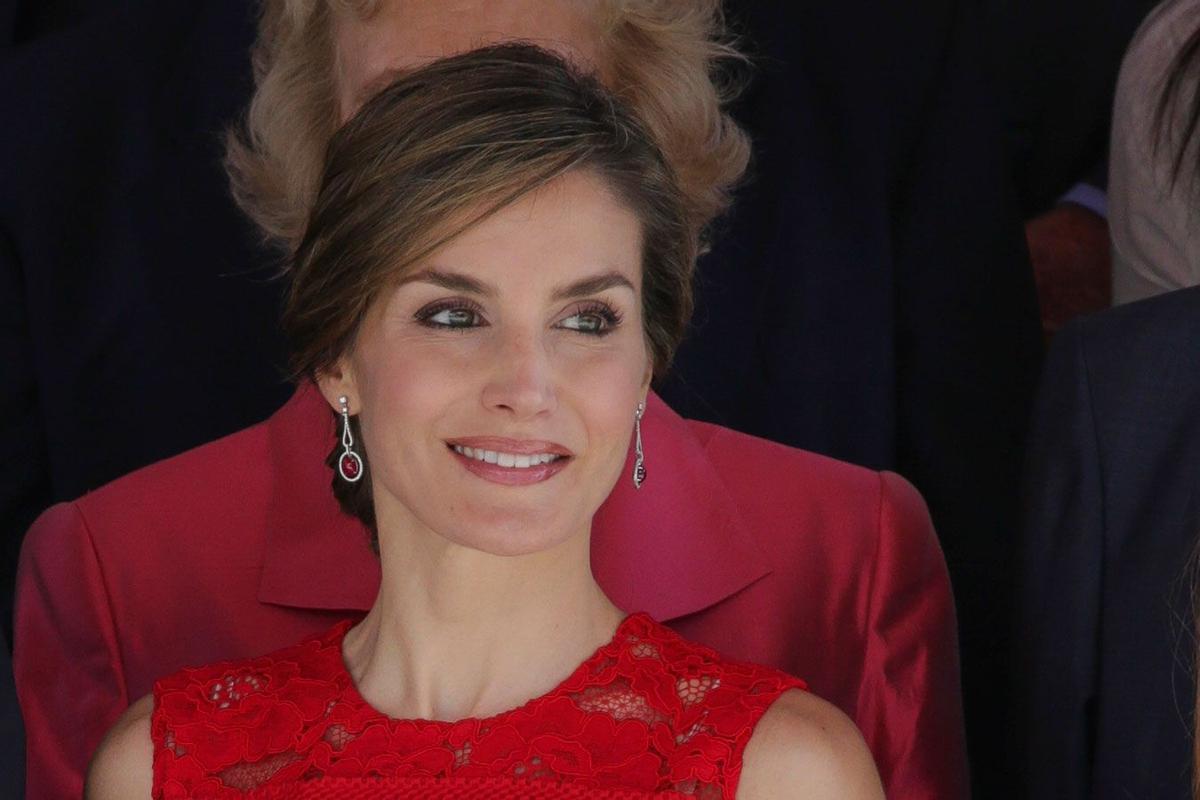 Letizia Ortiz con pendientes de oro blanco y rubíes