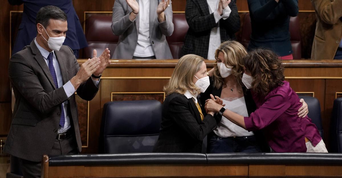 Pedro Sánchez, Nadia Calviño, María Jesús Montero y Yolanda Díaz celebran la aprobación de la reforma laboral.