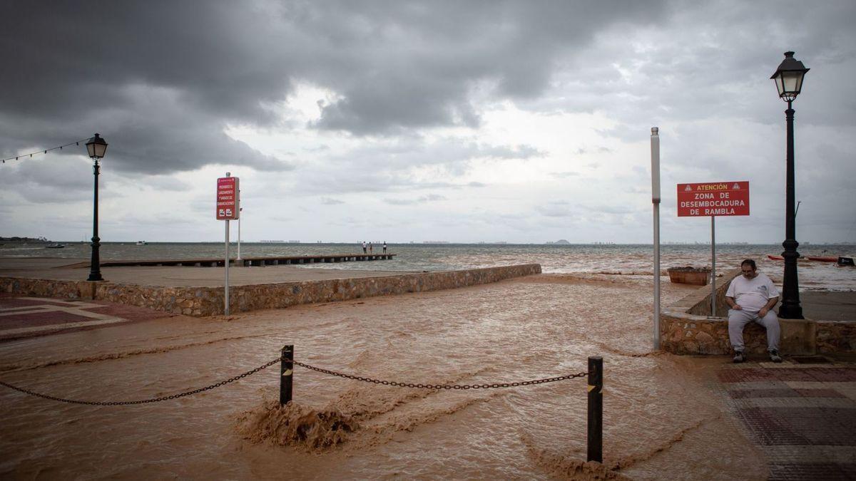 Desembocadura de la rambla de Miranda, el domingo, en Los Alcázares.