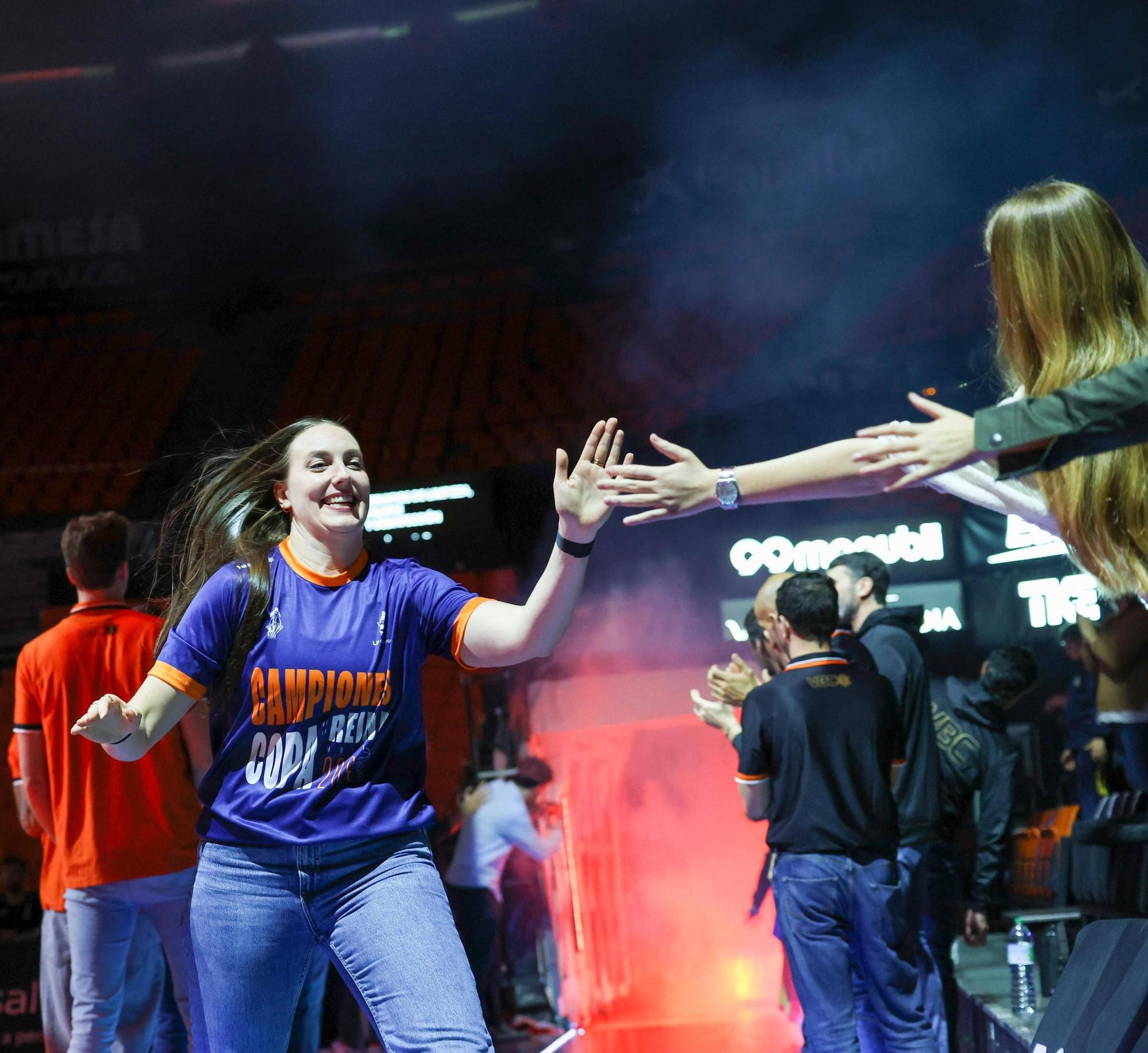 El Valencia Basket celebra a lo grande la Copa de la Reina con su afición