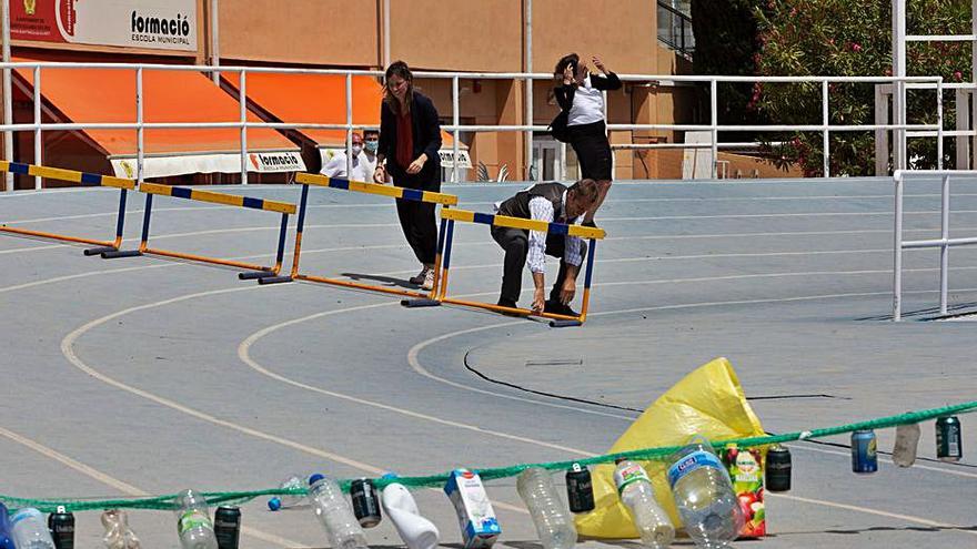 Algunos de los voluntarios recrean la ‘performance’ y actúan como si no pudieran superar los obstáculos.  