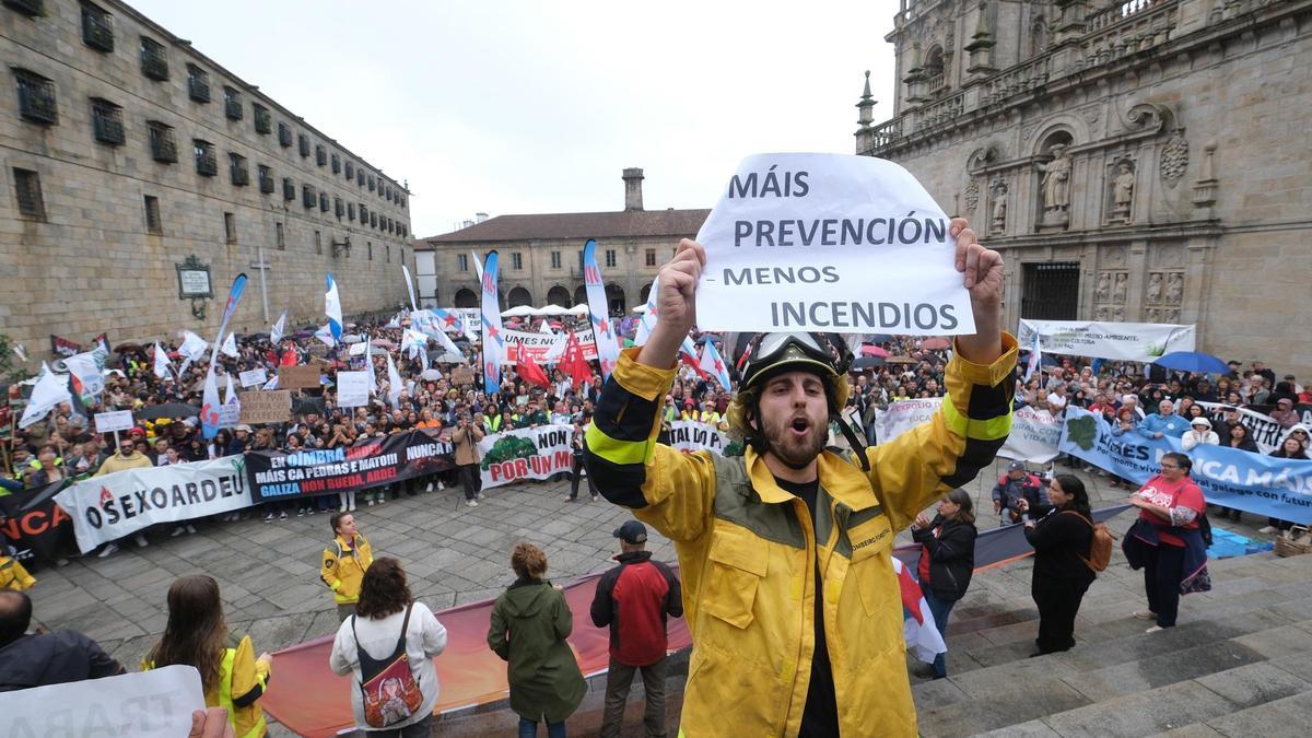 Protestas de bomberos forestales esta mañana en Santiago.
