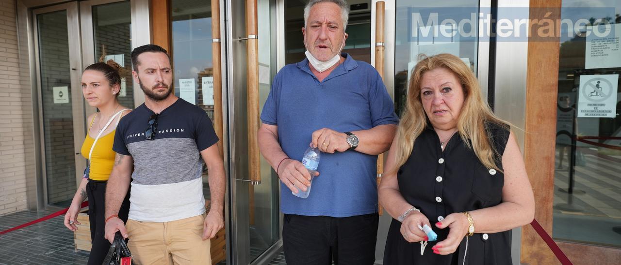 Los padres del menor que se suicidó en Vila-real, ayer a la salida de la Audiencia Provincial de Castellón.