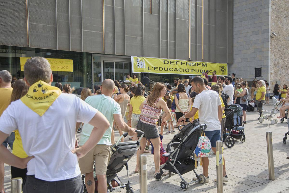 Més de 300 docents fan «les últimes colònies» a Girona contra el preacord d’Educació