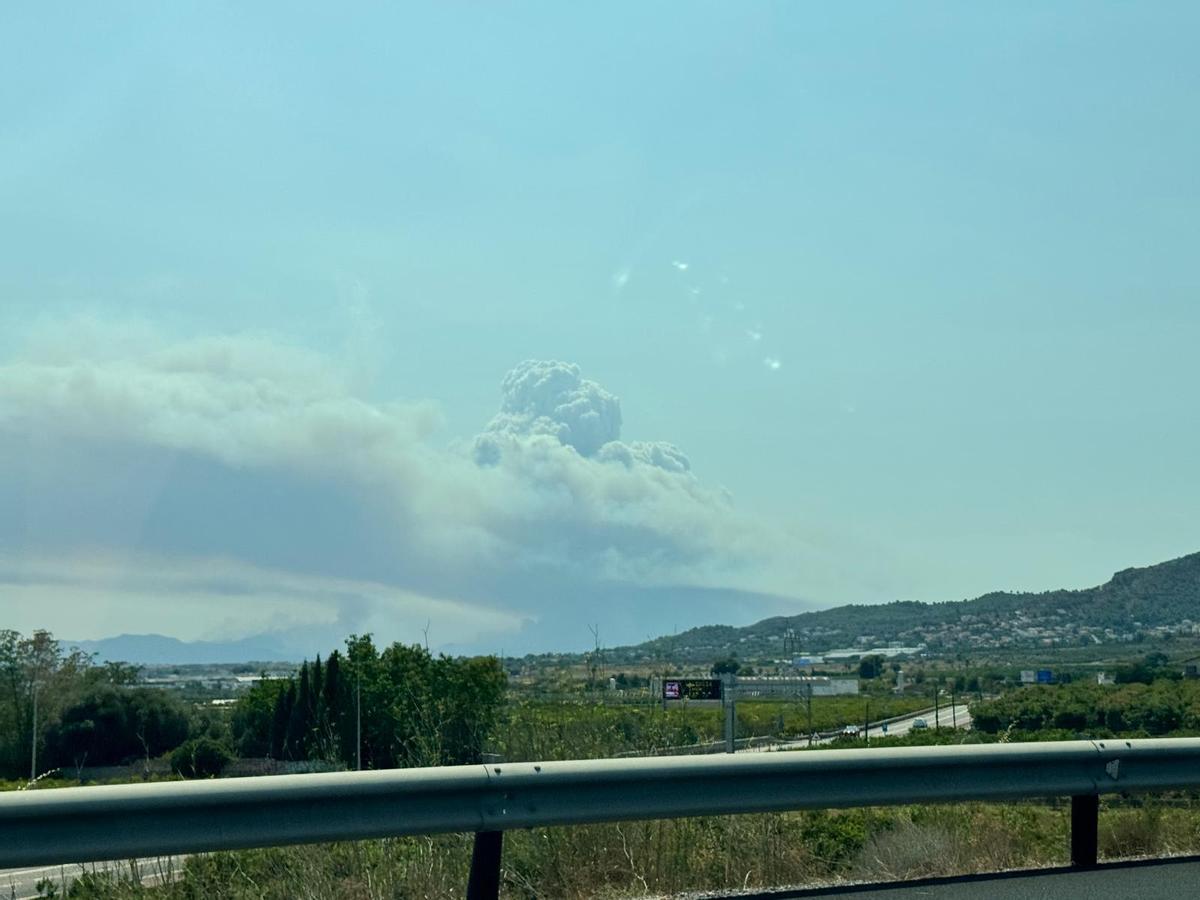 Un ejemplo de los pirocúmulos provocados por el incendio de la Vall d'Uixó, que tienen el aspecto de una nube de tormenta.