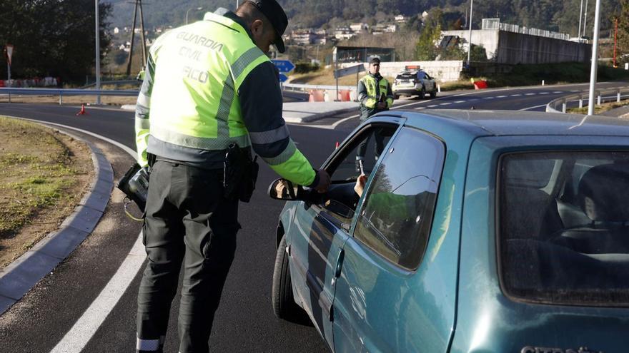 Un control de alcohol de la Guardia Civil en una carretera de la comarca.