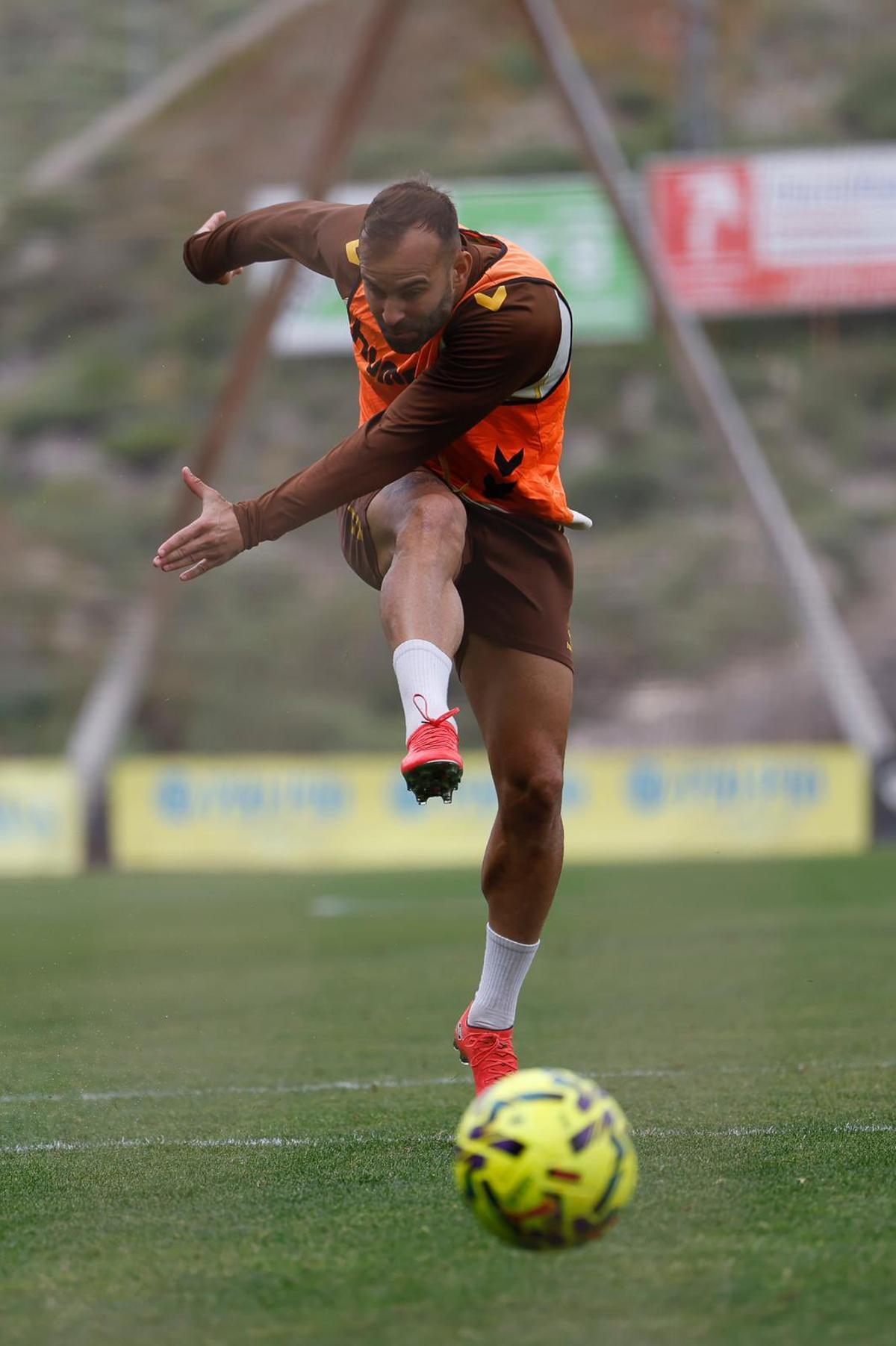 El disparo de Jesé Rodríguez, durante un entreno en Barranco Seco.