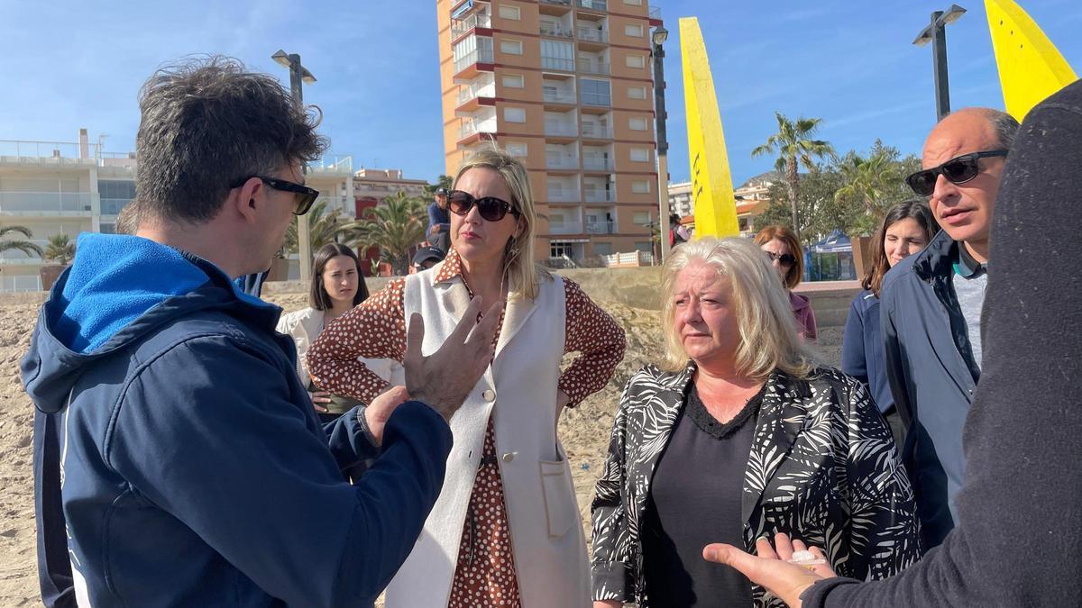 La alcaldesa, junto a la concejala de Playas, escuchando las explicaciones de los expertos.
