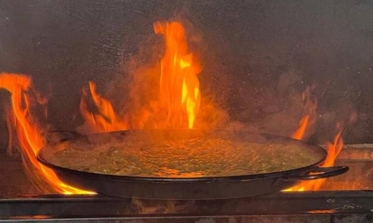 Feuerstelle mit Paella im Fum.