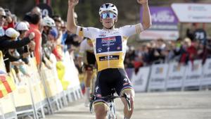 Evenepoel bate a Roglic en La Molina