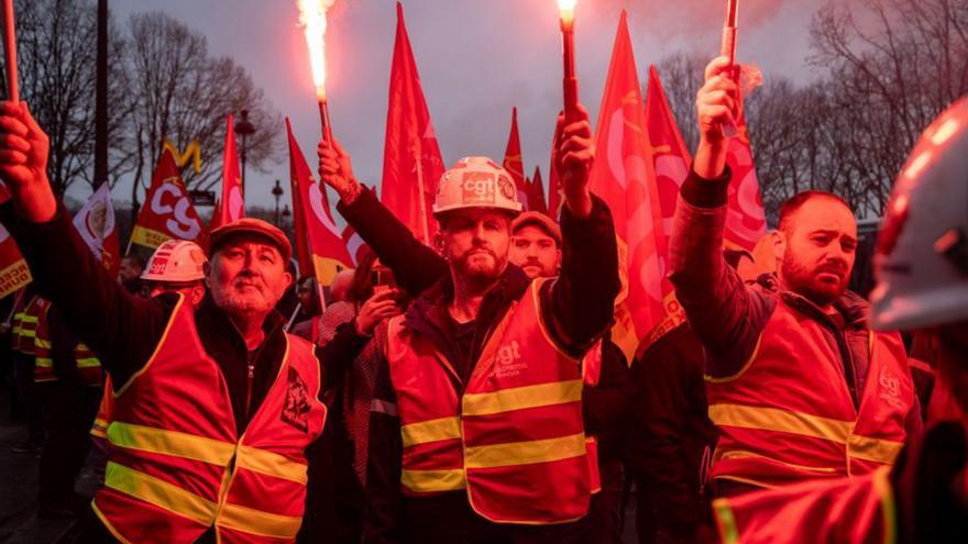 Trabajadores de ArcelorMittal y del sindicato CGT se concentraron ayer ante la Asamblea Nacional de Francia, | EFE