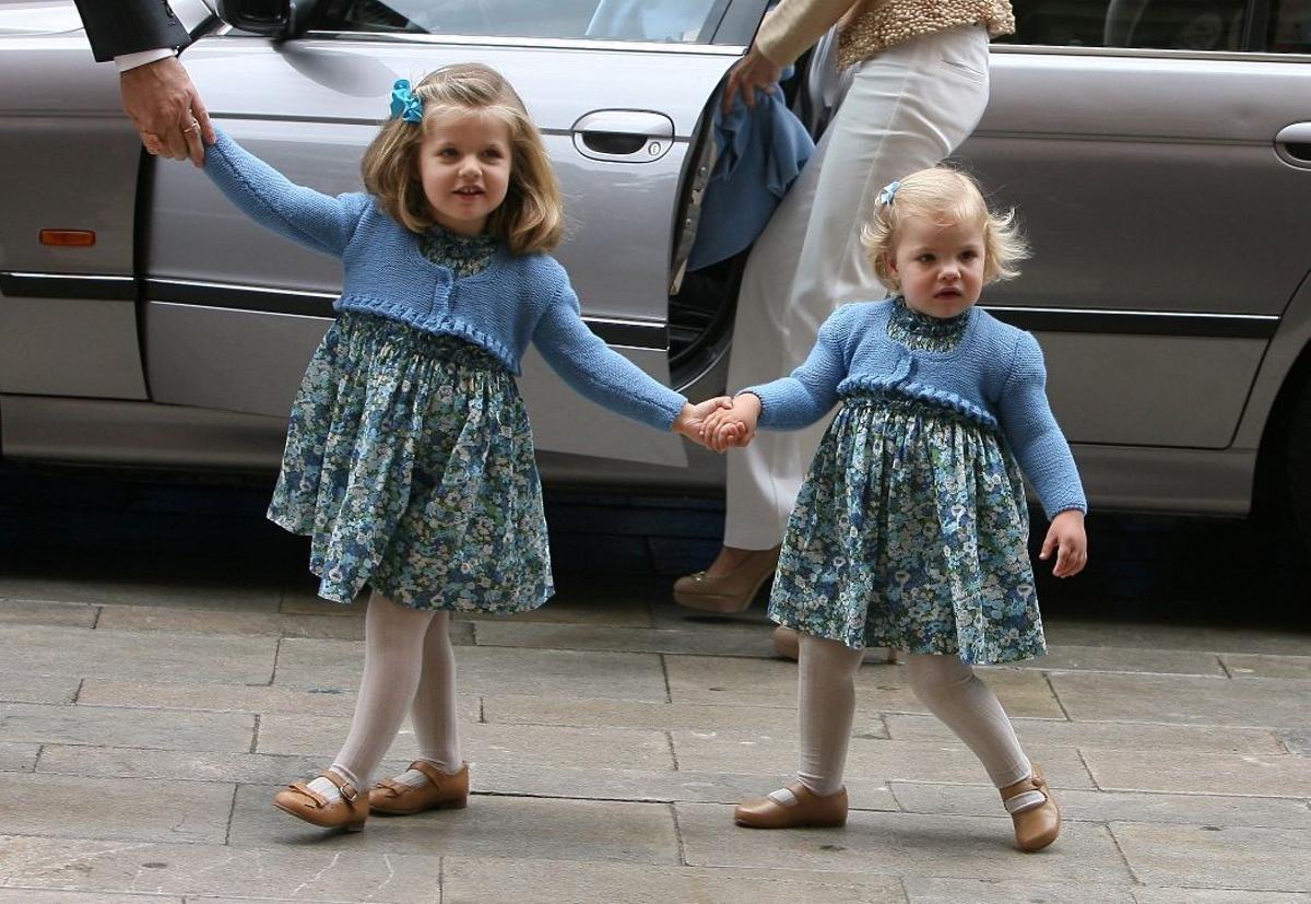 Las hijas de los reyes con los mismos vestidos en el año 2009 en Palma de Mallorca