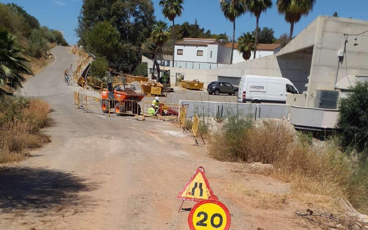 Otra imagen de las actuaciones de Endesa en la red de la zona de Los Asperones y el Cementerio de San Gabriel en Málaga.