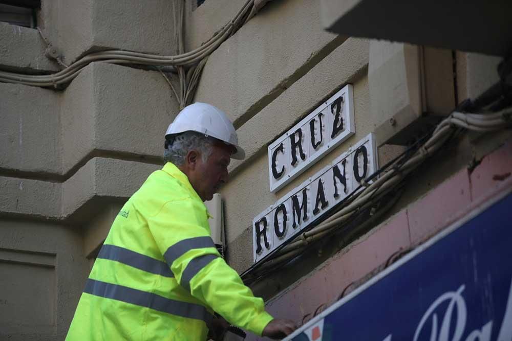 En imágenes el cambio del callejero a Cruz Conde y Vallellano