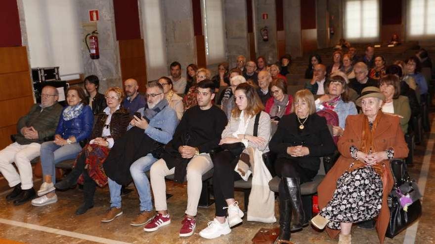 Público que asistió ayer al Club FARO, que se celebró en el Auditorio Municipal do Areal. // Ricardo Grobas