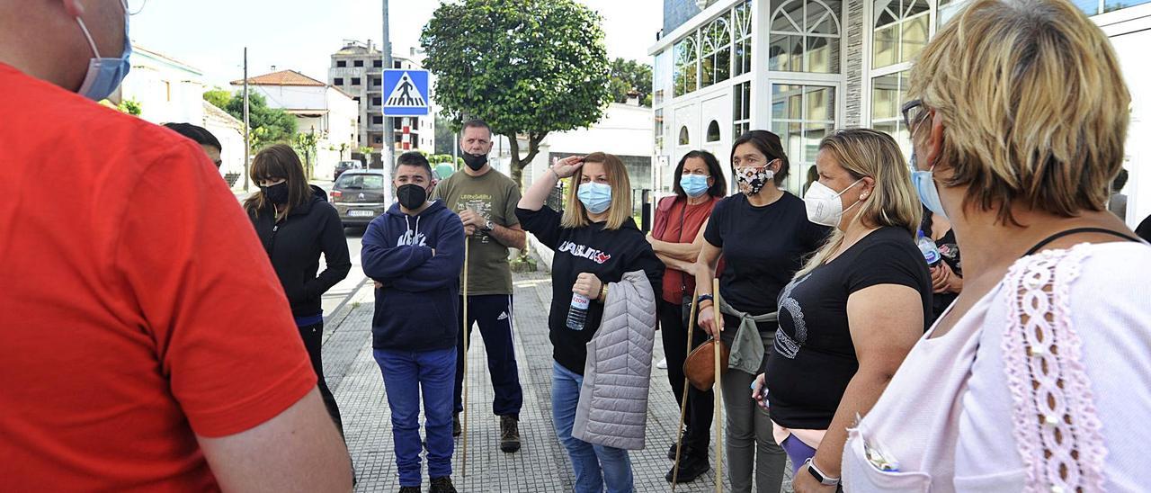 Las hermanas de Carlos Ares (segunda y quinta por la derecha), ayer, antes de iniciar la batida junto a varios vecinos. |   // BERNABÉ/JAVIER LALÍN